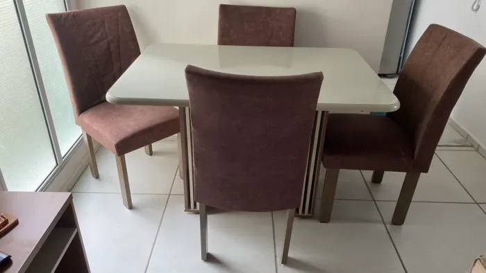 Mesa com 4 cadeiras
