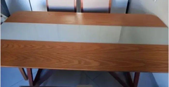 Mesa de jantar em madeira nobre sem cadeiras