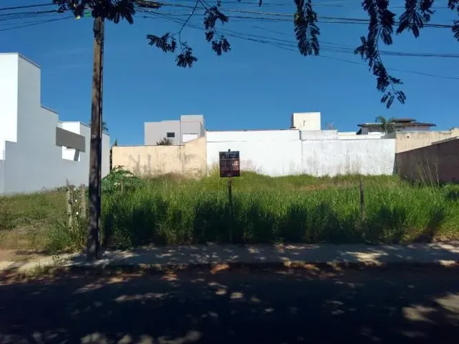 Terreno à venda no Bairro Karaíba