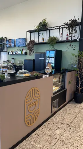 CAFETERIA em praça de alimentação de Supermercado