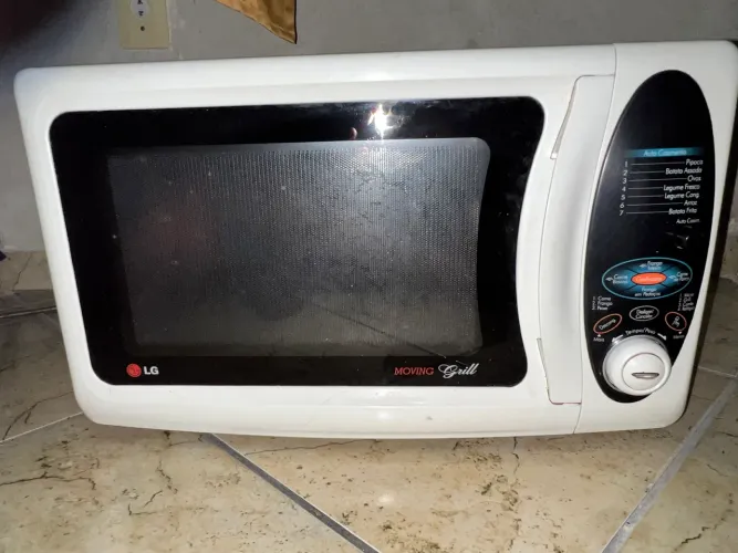 Micro-ondas LG Grill Moving Grill 120V - Ótimo Estado (Detalhe no Prato)