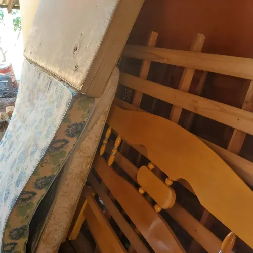 Colchão e cama para doação