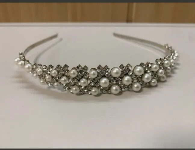 Tiara de noiva com pérolas e strass
