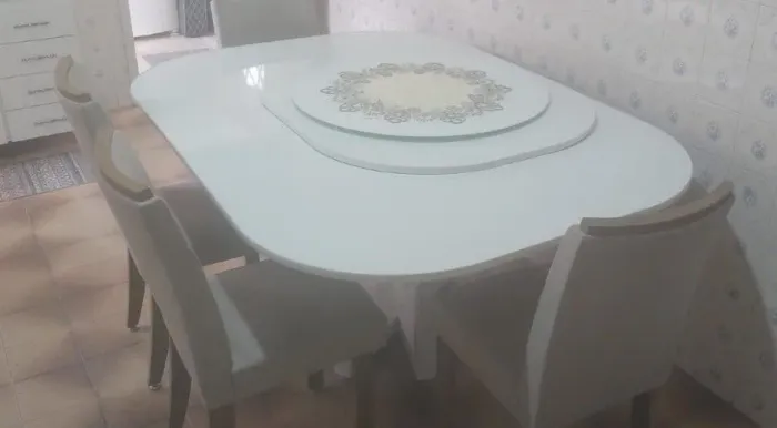 Mesa com tampo giratório