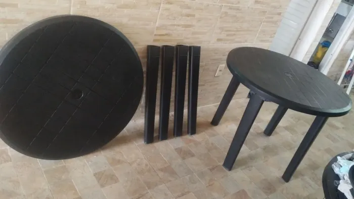 Mesa desmontável novinha tenho 4