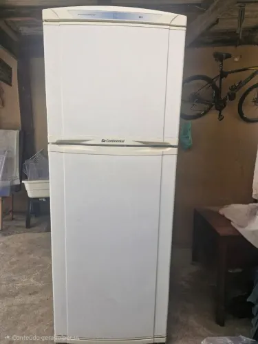 Geladeira com freezer superior 470L - Continental