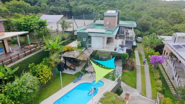 Casa com cinco suítes na Praia da Ferrugem, em Garopaba/SC.