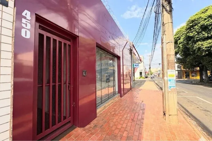 Casa comercial com salas