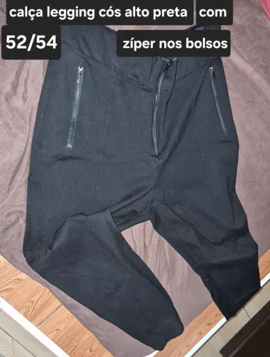 Calça legging Cós elástico nas costas preta com zíper nos bolsos e cintura alta
