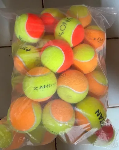 Bolas de beach tennis - 35 unidades  /Marcas diversas: Kona; Zand; Zeiq, Ttian e Penalty