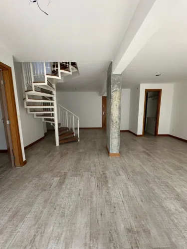 Cobertura na Ondina, 178m², 2 suítes, vista mar, duas vagas de garagem, infraestrutura.
