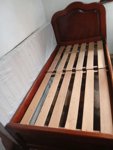 Cama + colchão de solteiro ( Mogno)