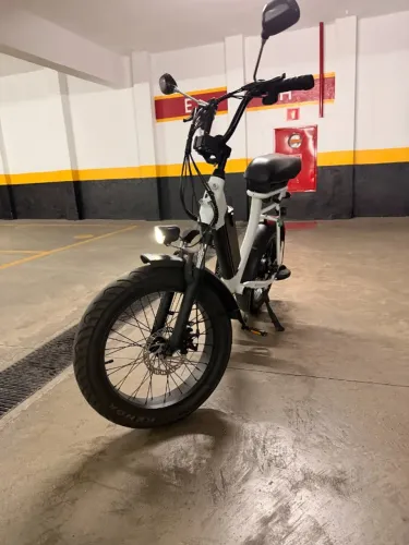 Bicicleta Elétrica LEV Cruiser Branca 350W 2023 - Revisada c/ Acessórios
