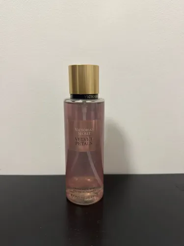 Victoria Secrets - Velvet Petals (Body Splash)