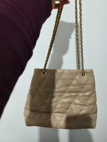 Excelente oportunidade!! Bolsa de correntes belíssima bege para você aproveitar.