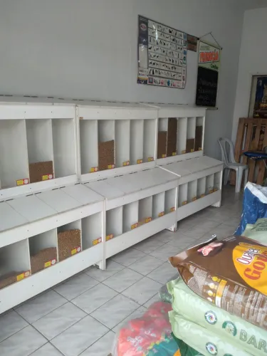 Vende se 3 Expositor de ração 
