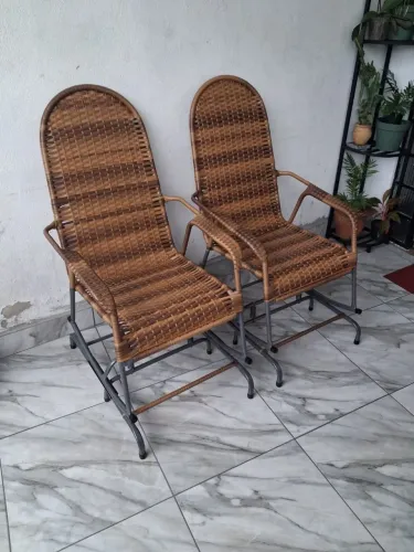 Cadeira de balanço com molas vime sintético