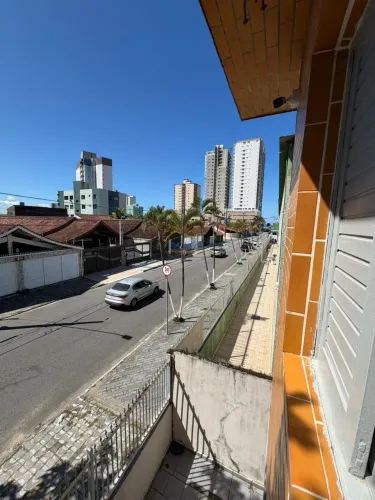 No Caiçara e à 200 mts do mar. Com Janela Frente Rua - Apenas Pagamento à vista!