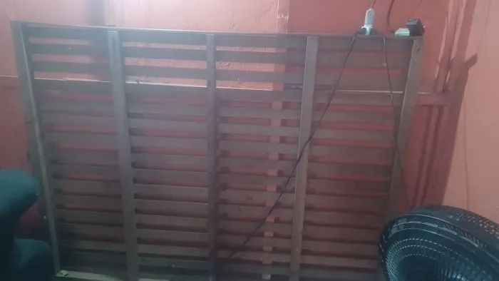 Cama de casal de Madeira