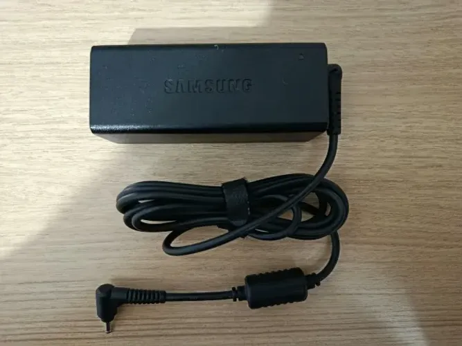 Fonte para Notebook Samsung - COM DEFEITO!!