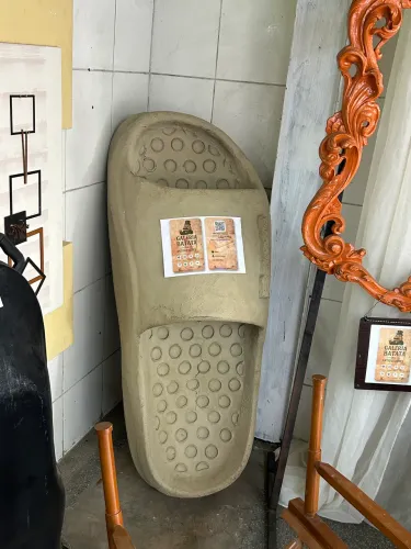 Chinelo antigo gigante em fibra 