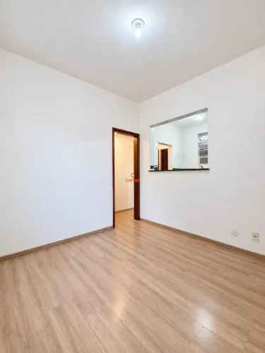 Ótimo apartamento térreo de 56 m², com 2 quartos e cozinha americana, no Catete, próximo a