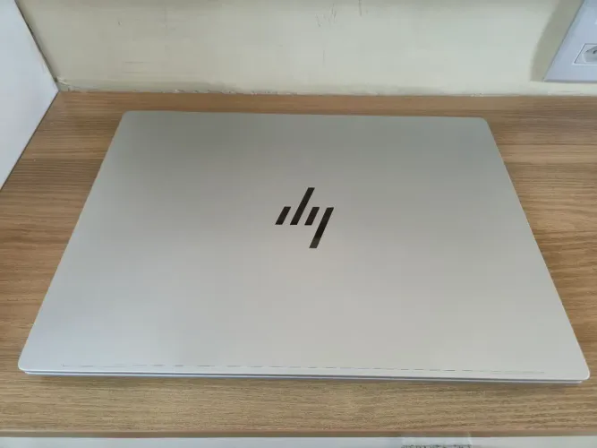 Notebook Hp Omnibook 7 Intel Core 9 32G RAM e 1T de armazenamento.