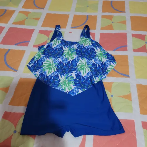 Maio de uma peça com estampa tropical contrastante