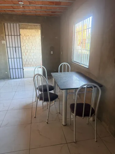 Alugo casa para depósito ou moradia normal.