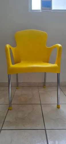 Cadeira de plástico amarela