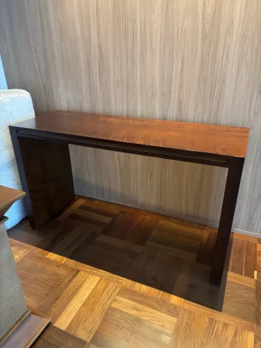 Aparador em madeira nobre fábrica Breton medindo 1,60x0,50x 0,80 altura 