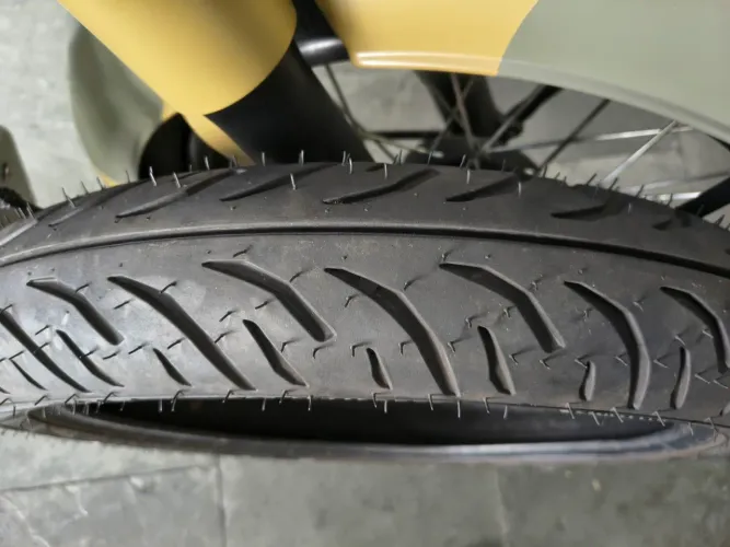 pneu royal enfild classic 350 par apenas  500 km rodados