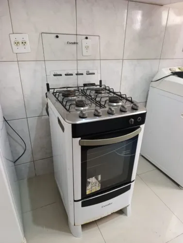 Fogão de quatro bocas com forno embutido, da marca Esmaltec