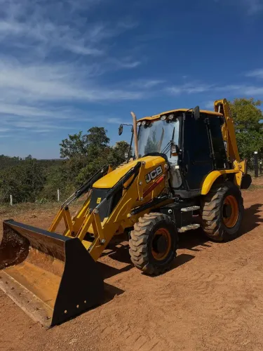 RETROESCAVADEIRA JCB 3CX