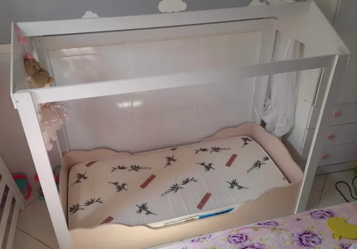 Cama montessoriana casinha branca semi nova