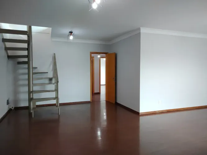 Alugo excelente Cobertura Duplex 280m² | 4 Quartos (3 Suítes) | Área Gourmet | Uberlândia