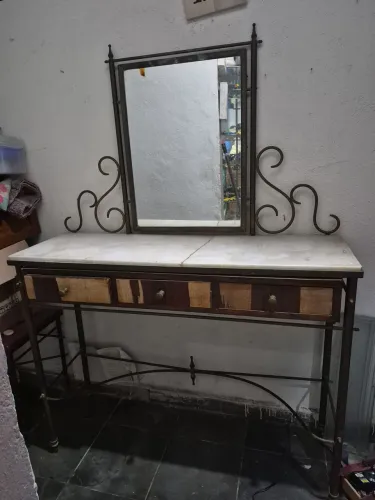 Vende-se penteadeira antiga.