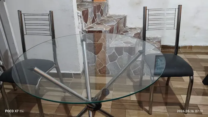 Mesa metal tampa  vidro com quatro cadeiras 