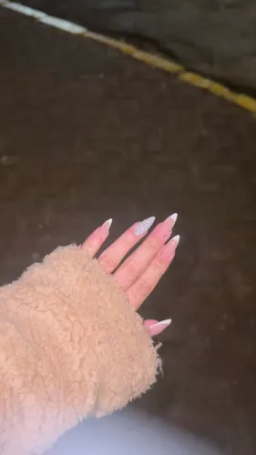 TRABALHO COM NAIL DESIGNER E COMO BABÁ DE PETS E CRIANÇAS