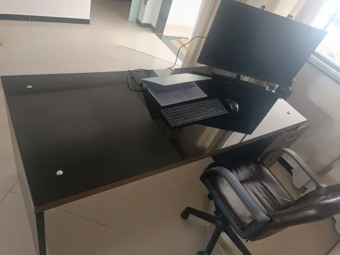 Móveis para uso em escritório e/ ou residencial