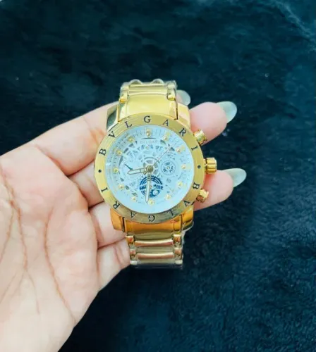 Relógio bvlgari skeleton com fundo de vidro