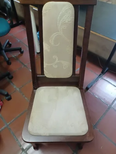 VENDO mesa com 6 cadeiras de madeira maciça.