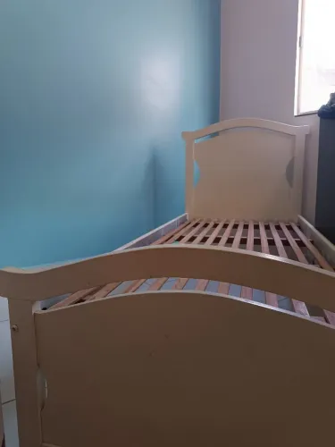 Cama solteiro de madeira 