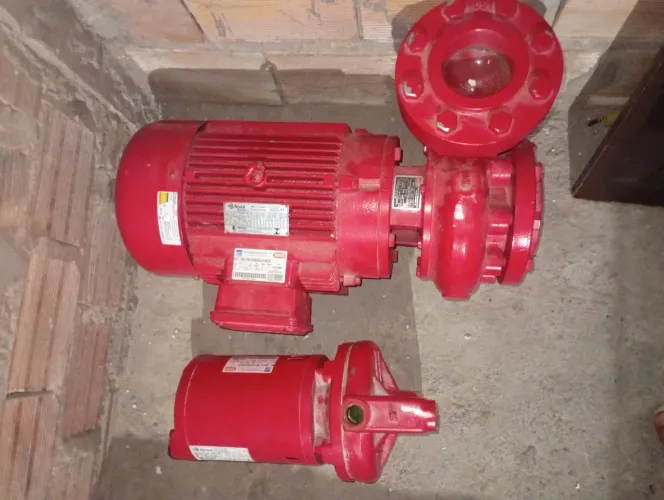Vendo conjunto de bomba para sistema de combate a incêndio.