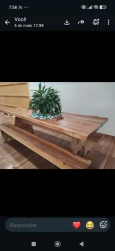 Vendo mesa de madeira ela tem 2.40 e dois bancos.<br><br>2.000,00 a vista ou<br>2.500,00 parcelado.