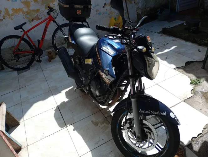 Yamaha fazer 250 azul ida e volta para o trabalho