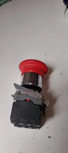 Botão cogumelo vermelho com trava Schneider 22 mm 1NA+1NF
