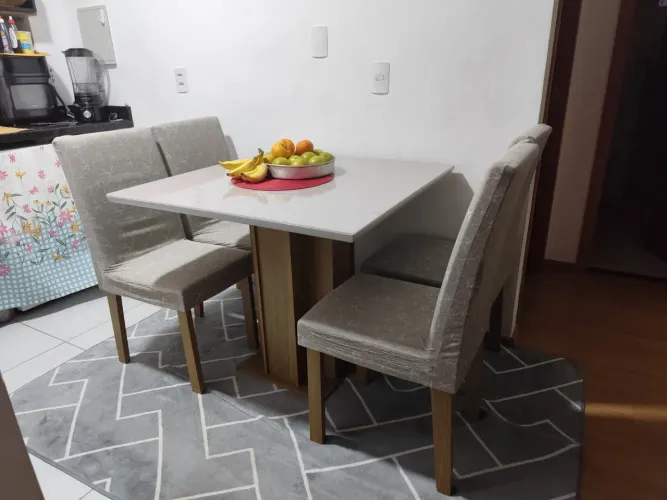 Mesa de jantar com tampo de vidro laqueado sobre base central (capa de cadeira de brinde)