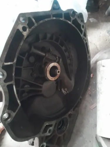 Vendo uma  caiixa de marcha corsa classic ano 2009 ,usada ,contato * .