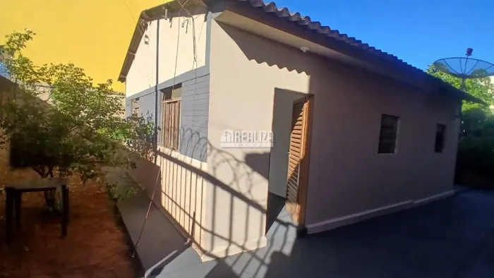 Casa com 2 Quarto(s) e 1 banheiro(s) para Alugar, 67 m² por R$ 1235 / Mês